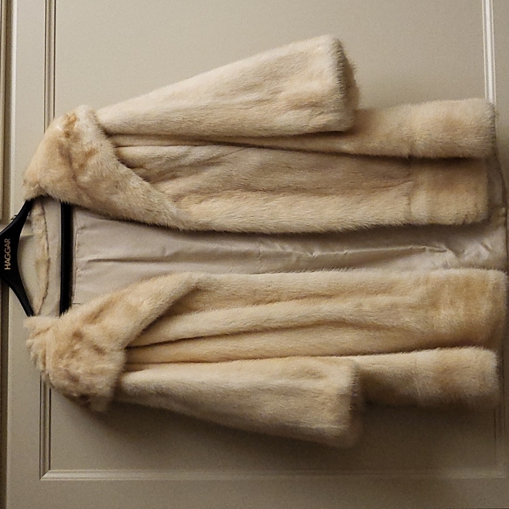 Exceptionally Beautiful Blonde Mink Jacket w Large Collar 3/4 Sleeves 2 Pockets